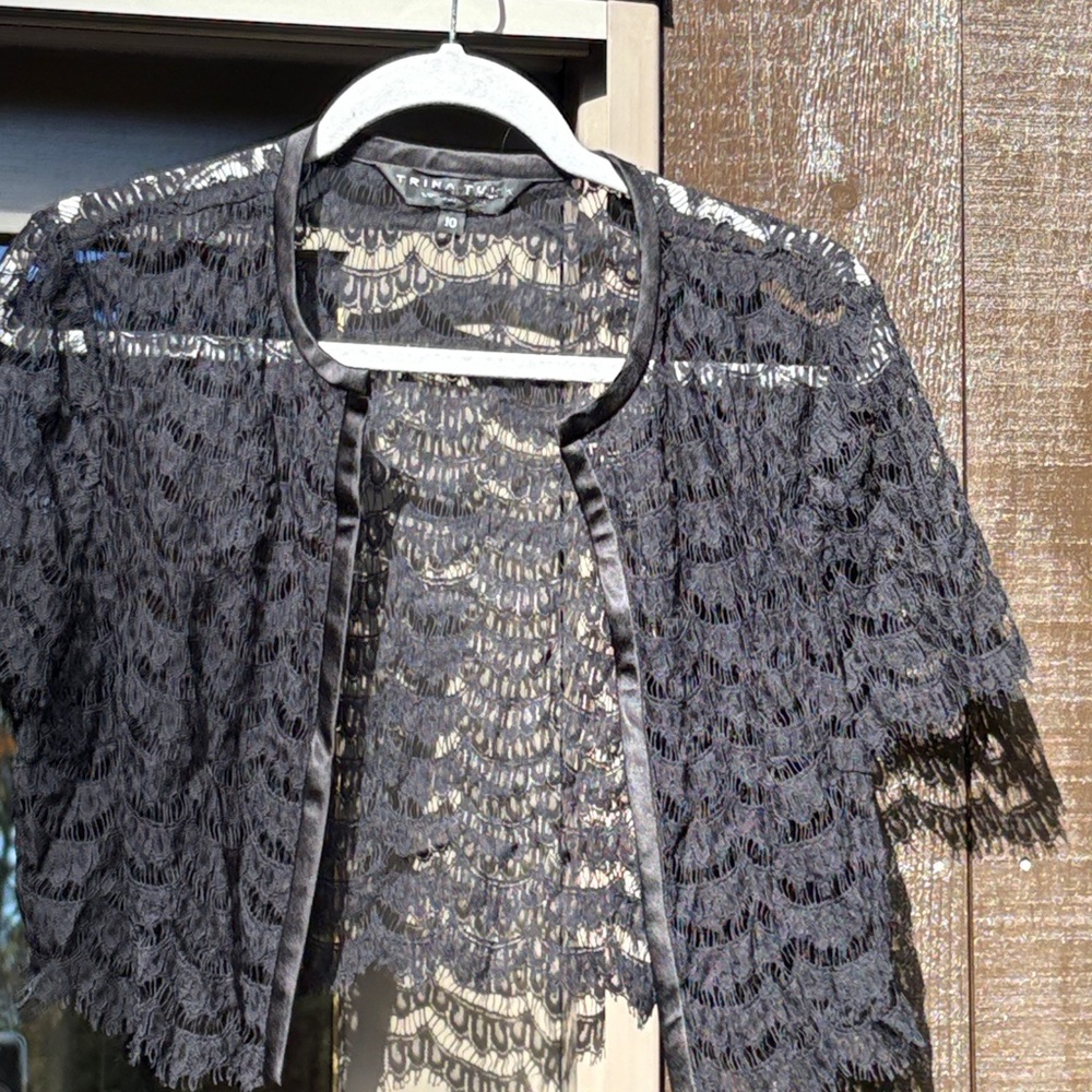 Trina Turk  Black Lace Open-Front Bolero Shrug 🌺